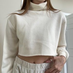 Cropped urban turtle neck